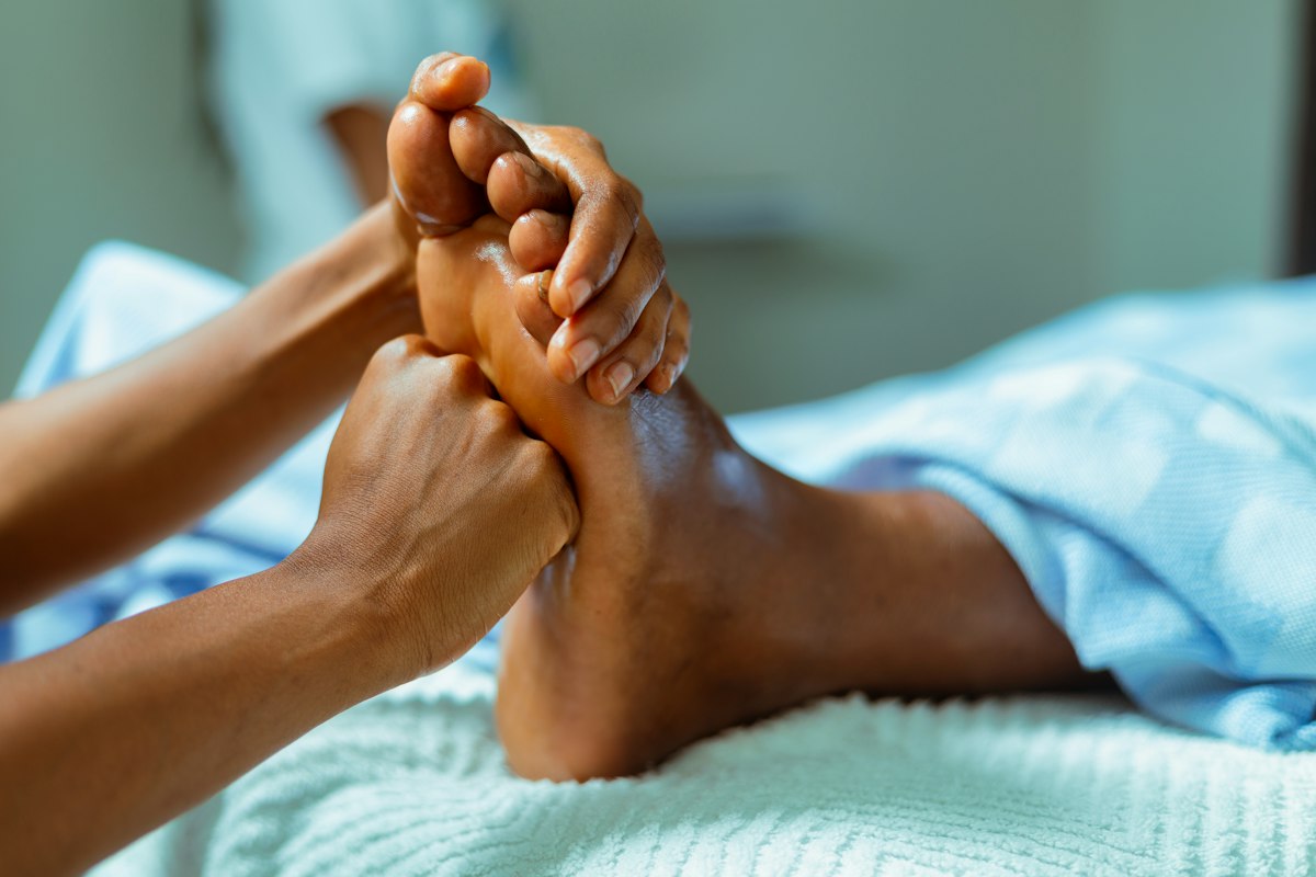Persona realizando ejercicios de cuidado en neuropatía